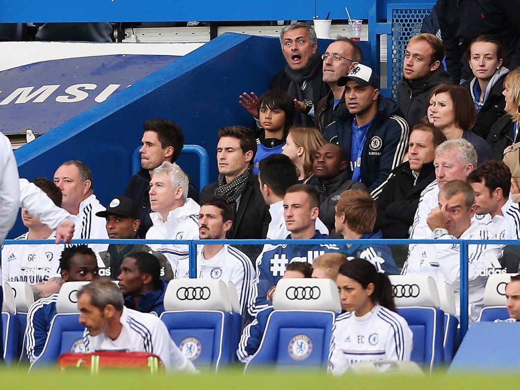 Jose Mourinho katsomossa yleisön seassa