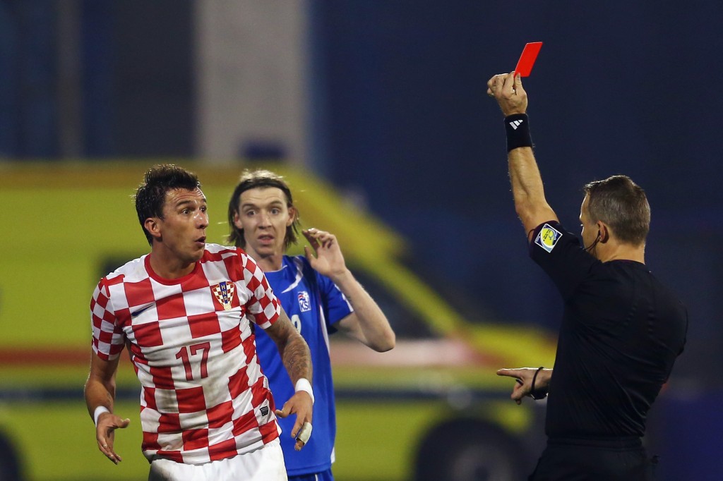 Mario Mandzukic katselee epäuskoisena suoraa punaista korttia Islanti-ottelussa.