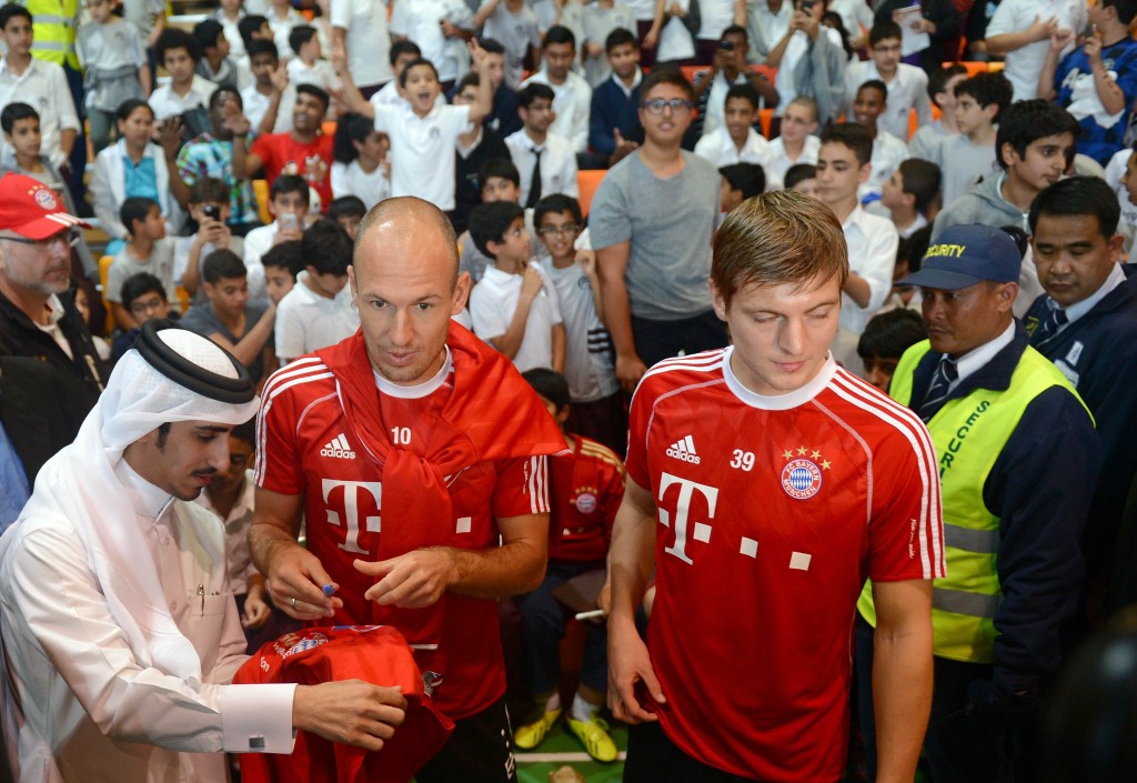 Bayern Munich johtaa Bundesligan keulakuvana brändäystyötä ympäri maailmaa, tässä Arjen Robben ja Toni Kroos Qatarissa.