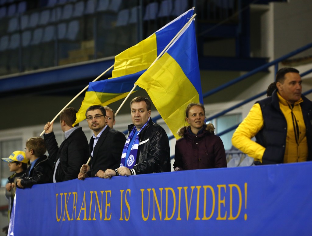 Ukrainalaiset urheilufanit esittävät yhteistä rintamaa (Getty Images)