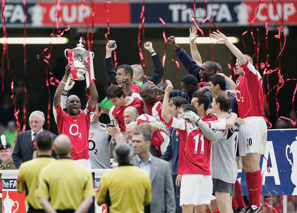 Arsenalin viimeisestä pokaalista on kulunut yhdeksän vuotta, kun se voitti FA Cupin 2005 (Getty)