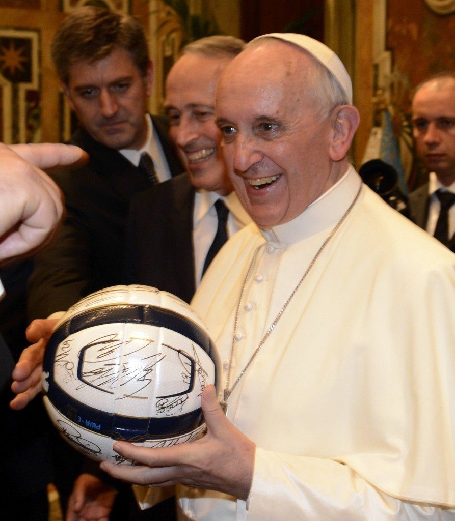 Kovaksi jalkapallomieheksi tunnustautunut Paavi Francis toivotti finaalin molemmille joukkueille onnea ja muistutti urheiluhengen merkityksestä. Kuva: Getty