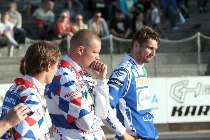 Kalle Virolaiselta (keskellä) odotetaan tehoja mailanvarressa. (Juha Levonen) 
