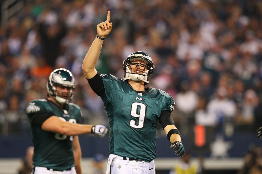 Eaglesin Nick Foles (#9) tuulettaa toista touchdownia Dallas Cowboysia vastaan varmistaen joukkueensa pudotuspelipaikan.