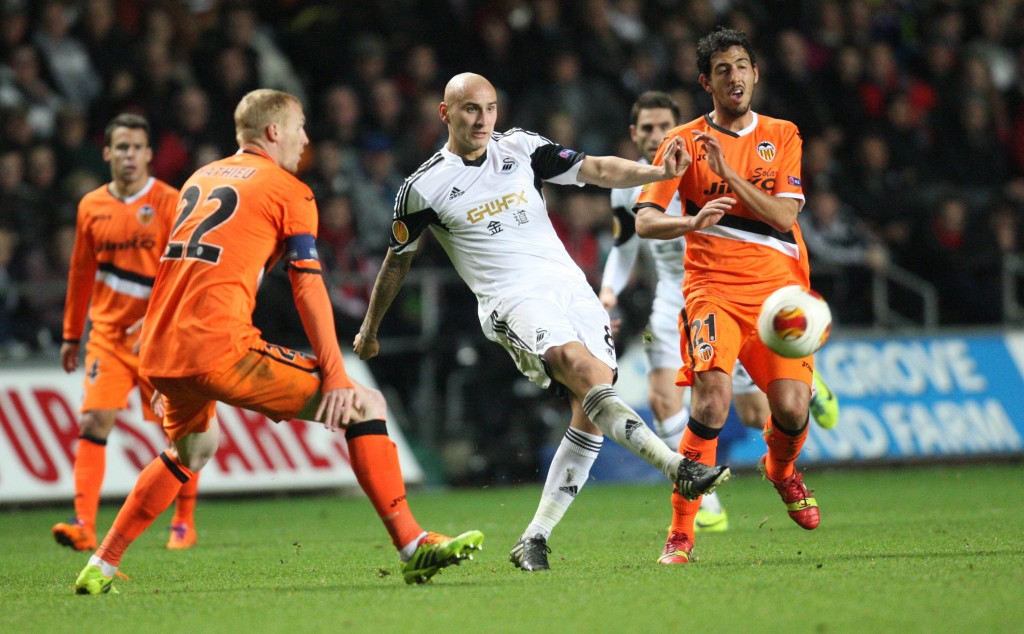 Swansean Jonjo Shelvey hyökkäämässä Valenciaa vastaan (All over press)