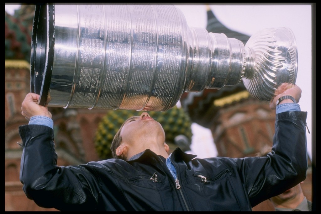 Slava Kozlov näyttää mallia Stanley Cupin tärkeydestä ja Itäinen konferenssi haluaa sitä kovin (Getty Images)