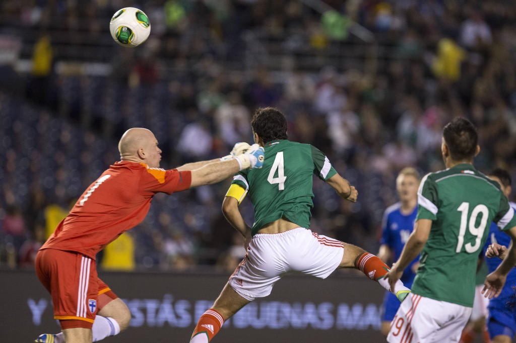 Sillanpää vartioi Huuhkajien maalia lokakuussa pelatussa Meksiko-harjoitusottelussa San Diegossa (Alloverpress)