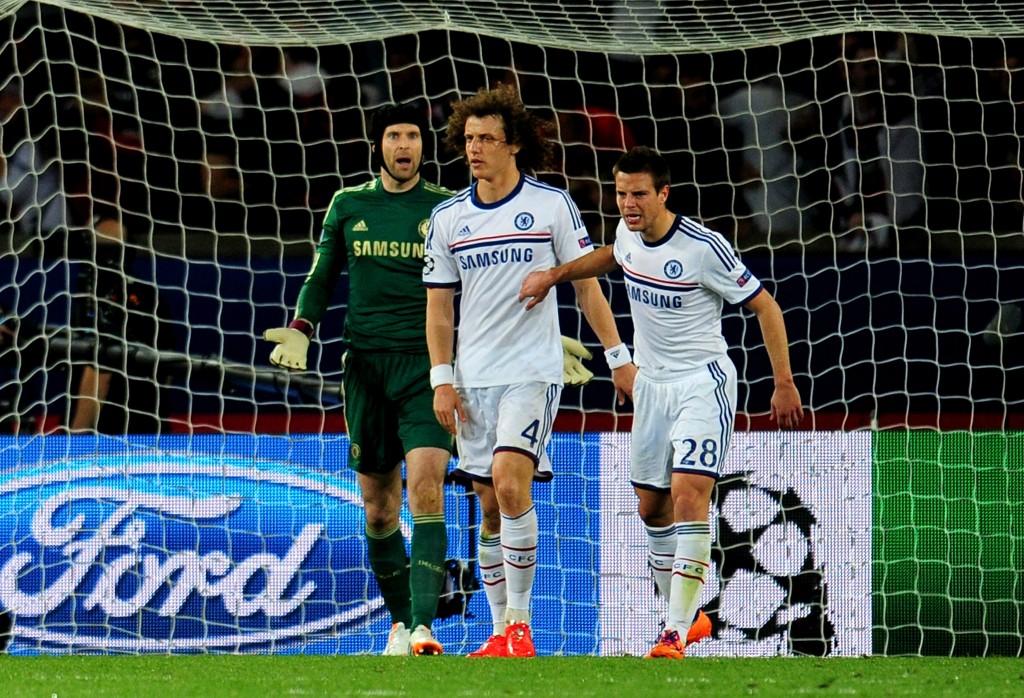 David Luiz osui PSG:tä vastaan väärään päähän ja sitä äimistelee myös Peter Cech (Getty)