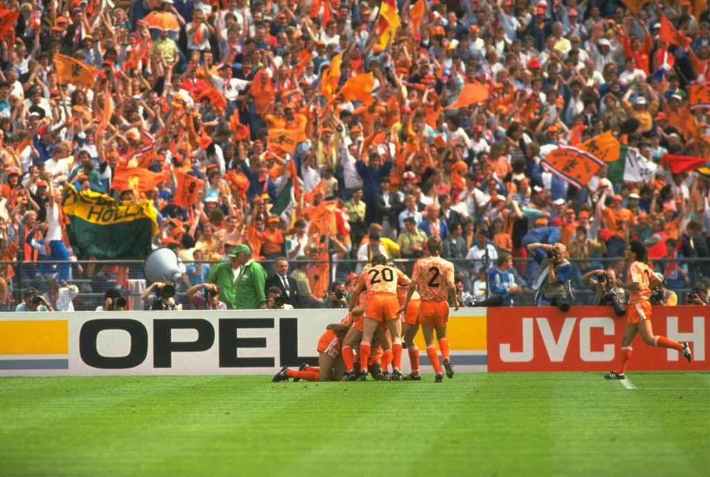 Ruud Gullit juhli maaliaan oranssin meren edessä 1988 Länsi-Saksassa (Getty)