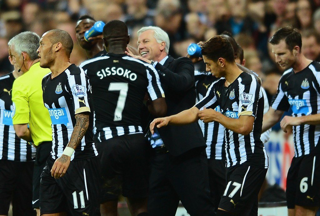 Alan Pardew selvisi potku-uhastaan ja Newcastle on parantanut esityksiään. KUVA: Getty Images