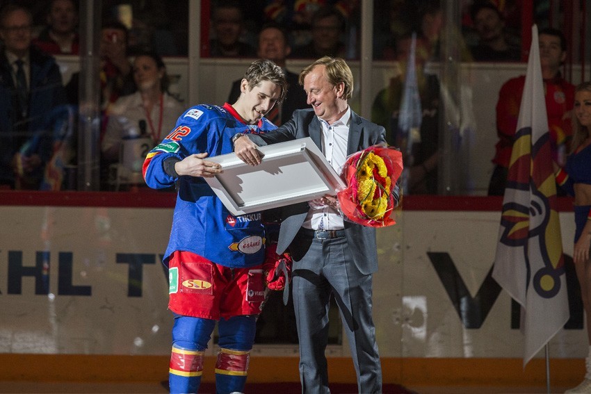 Harry Harkimo palkitsi Steve Mosesin KHL:n maaliennätyksen vuoksi. (AOP)