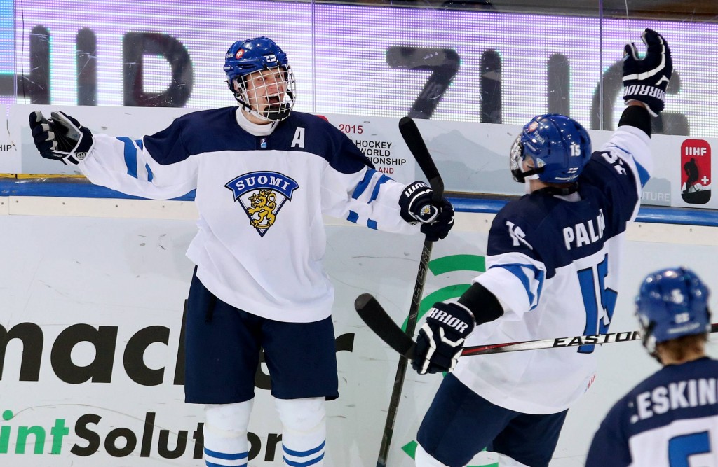 Zug, 17.04.2015, Eishockey U18 WM, Finnland - Schweiz, Torschuetze Vili Saarijarvi (L) PUBLICATIONxN