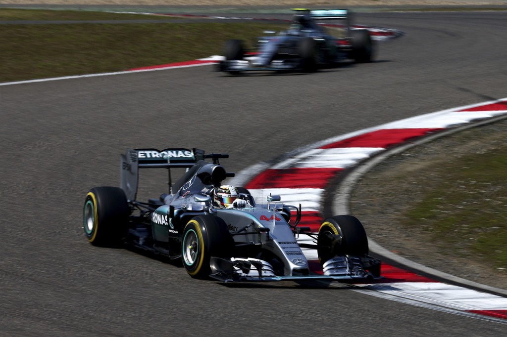 Lewis Hamilton hallitsi Kiinan tapahtumia, Nico Rosberg katseli perästä (Dan Istitene, Getty Images Sport)