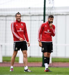 Gareth Bale (vas.) vastaa Walesin hyökkäyksestä, Joe Ledley keskikentän rouhimisesta. Kuva: Getty