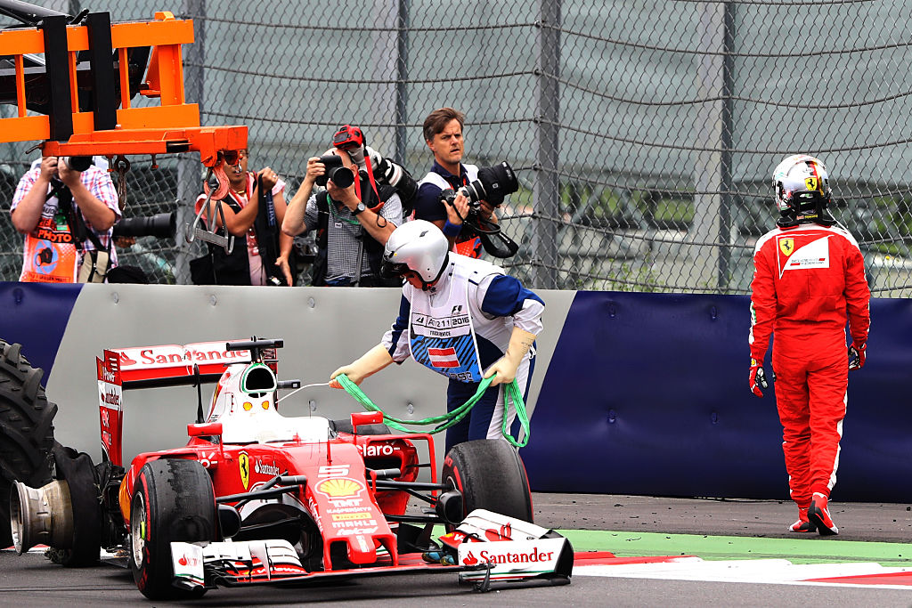 Vettelin kisa päättyi rengasrikkoon 27:llä kierroksella. (Kuva: Mark Thompson / Getty Images