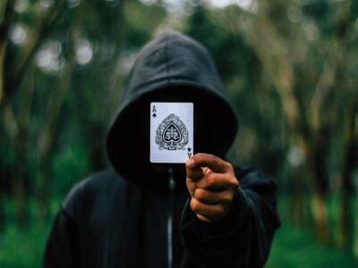 Verohallinnon viime vuonna julkaisemissa vuoden 2024 verotiedoissa sadan kovituloisimman joukkoon nousi myös pokeripöydistä tuttu sijoittaja ja pokeriammattilainen Pauli ”Fiilismies” Äyräs.